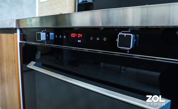 蒸烤箱面板采用了三层隔热钢化玻璃