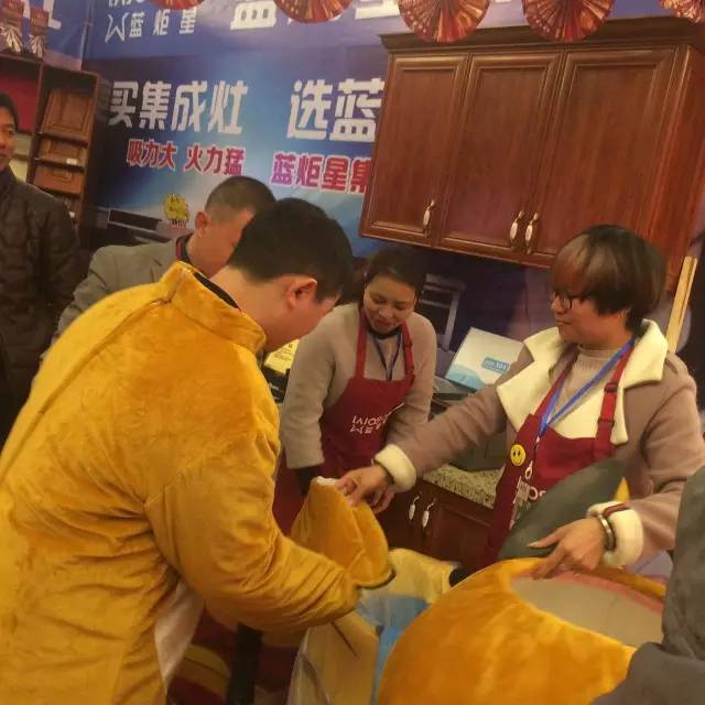 蓝炬星集成灶展区