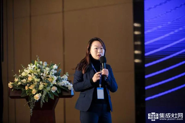 郑辉辉女士讲解2019年商务政策调整及新版经销合同