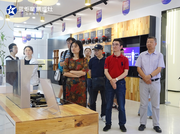 李正卫书记一行参观蓝炬星研发大楼智能体验馆