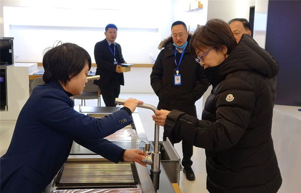 蓝炬星培训部王钗向领导们介绍蓝炬星集成灶产品