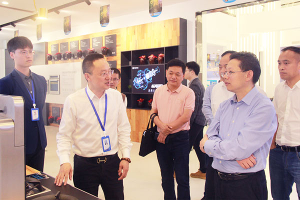 娄主任一行参观蓝炬星展厅