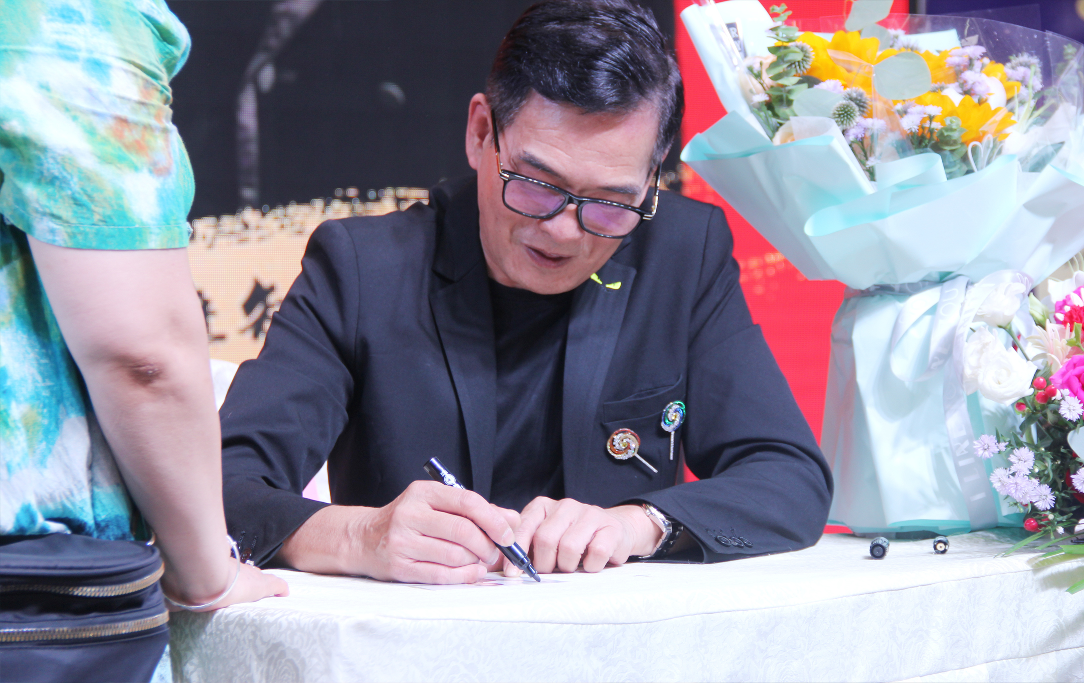 蓝炬星集成灶大明宫旗舰店开业助阵明星签名