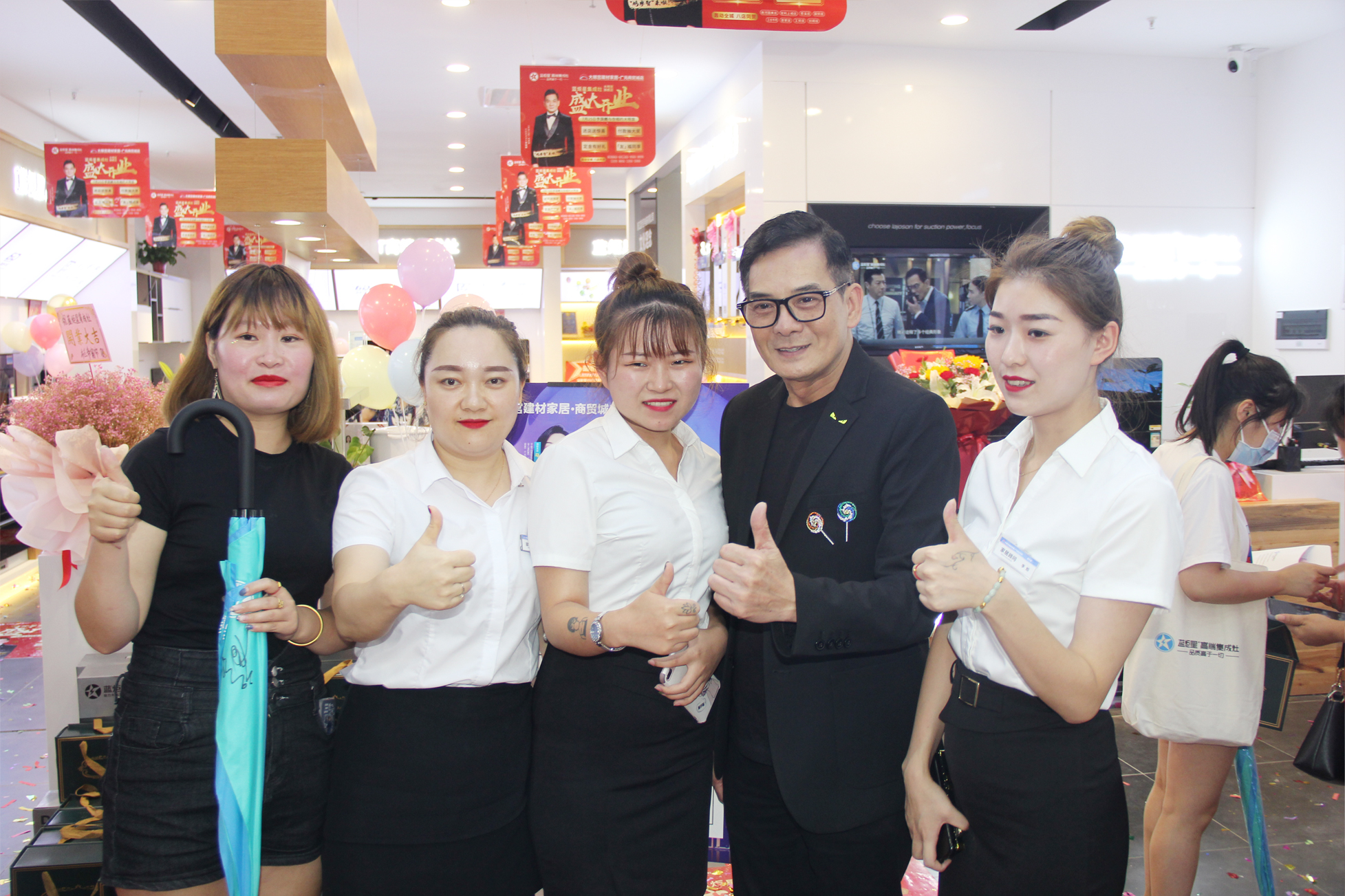 蓝炬星集成灶大明宫旗舰店开业助阵明星合影